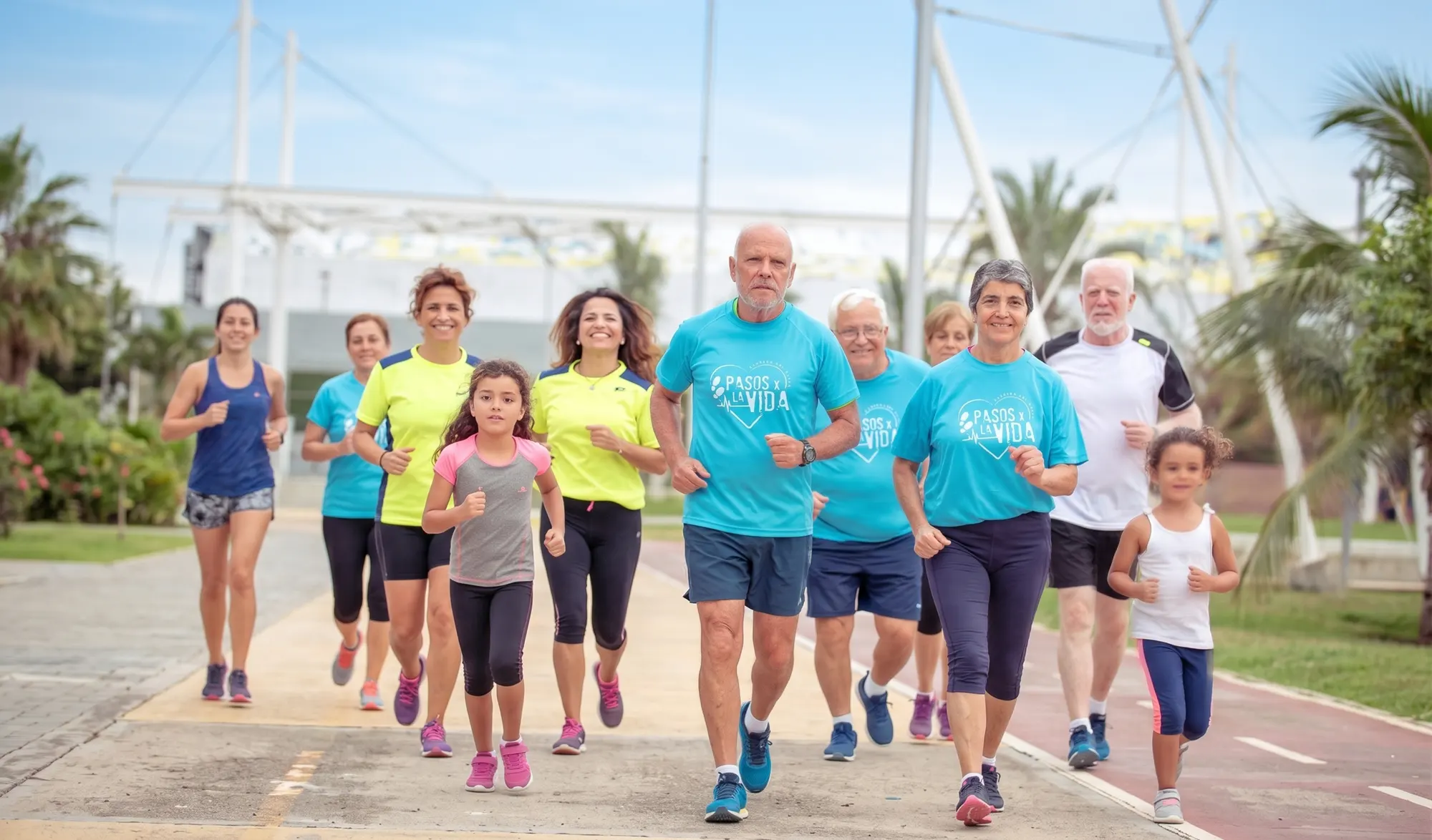 Personas mayores corriendo en Pasos x la Vida