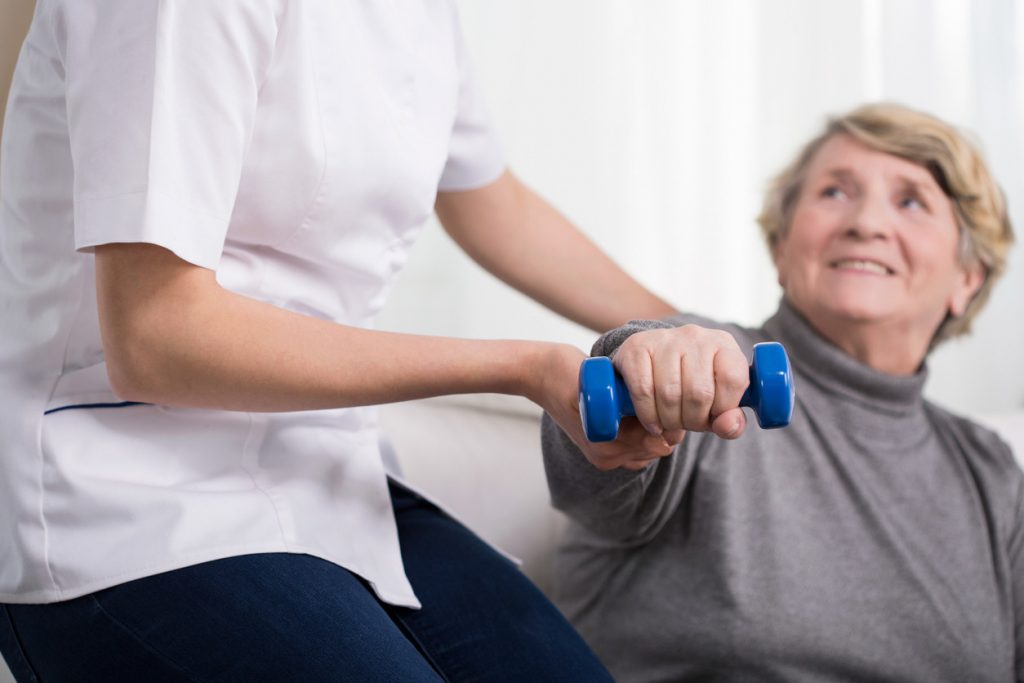 Personas mayores realizando ejercicio físico adaptado